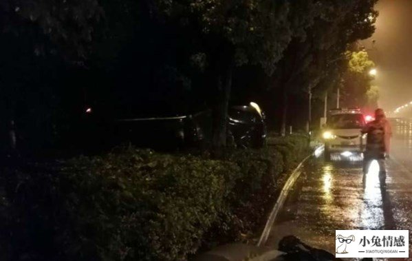 小伙深夜开宝马搭讪，外国性感美女热情上车脱衣“整活儿”！