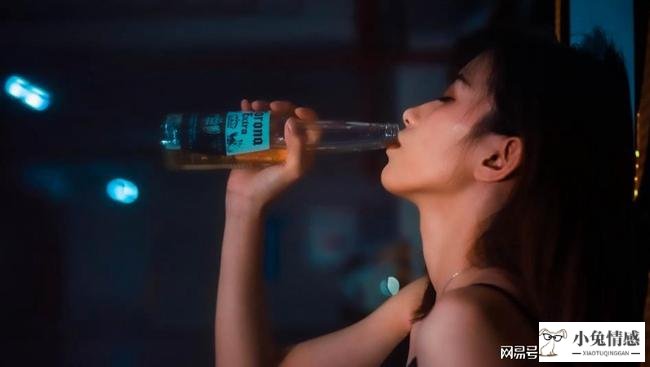 老婆出轨腾讯丈夫离婚妻子不愿意_丈夫出轨老婆该怎么做_丈夫出门老婆出轨电影