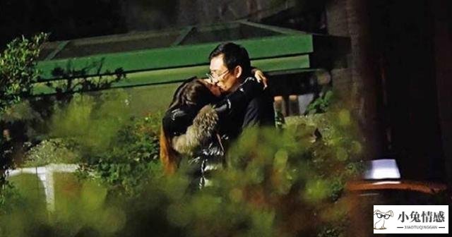 44岁陈绮贞街头热吻神秘男：中年女性追求爱情，很可笑吗？
