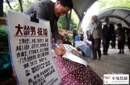 资料图：上海颇有名气的人民公园相亲角人流攒动。 <a target=