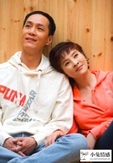 57岁冯远征和65岁梁丹妮：世间最浪漫的事，就是陪着你慢慢变老