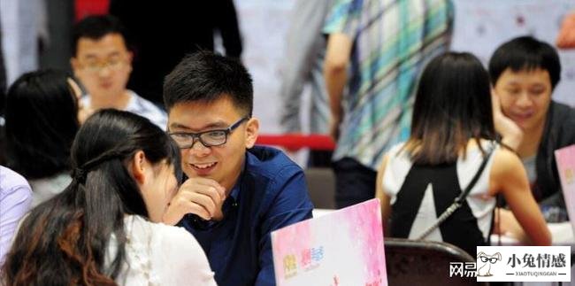 相亲女带9个闺蜜来把关，肆意点单超5万，男子：我来吃一碗面就走